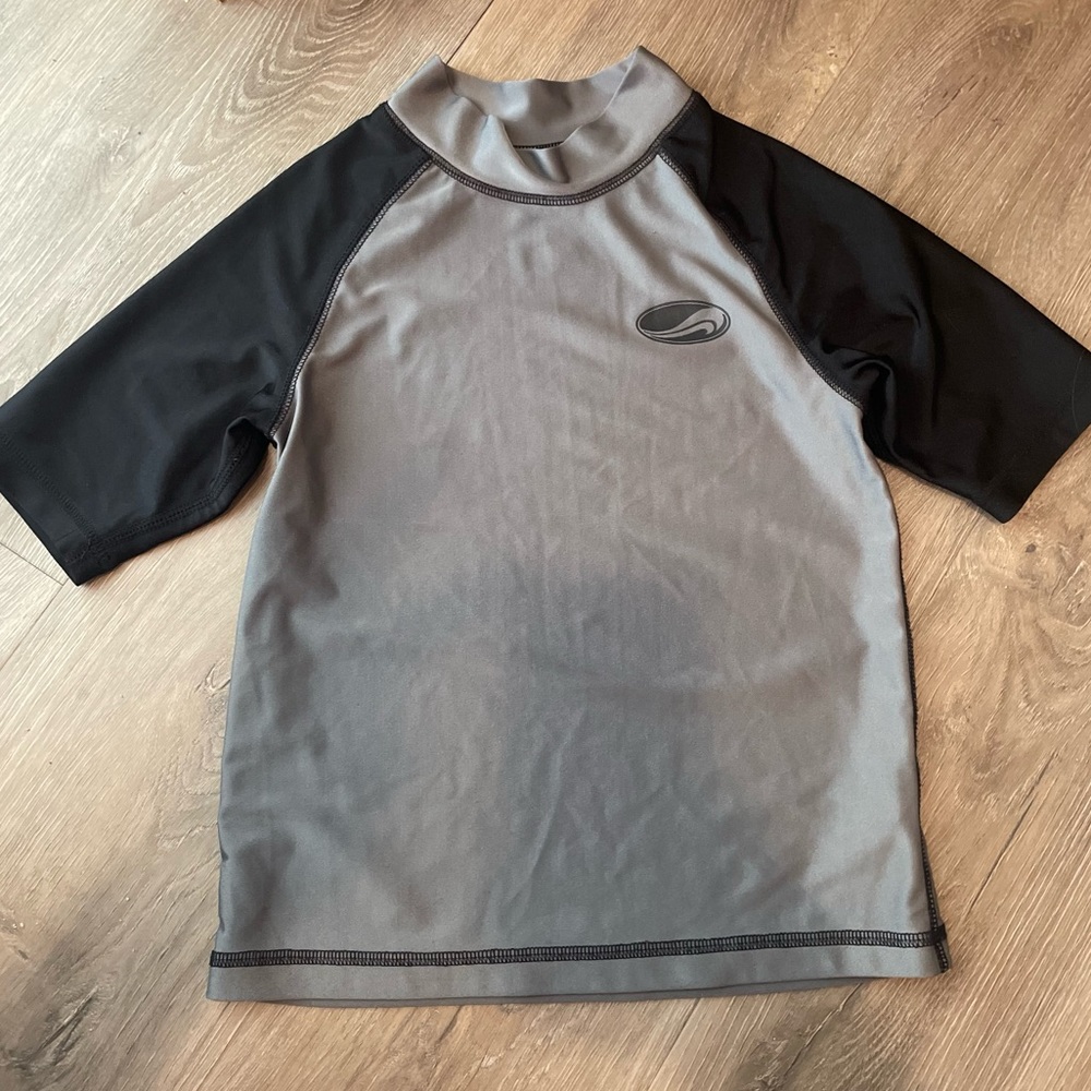 🌟5 for $20🌟 Boy’s Size 8 Rashguard